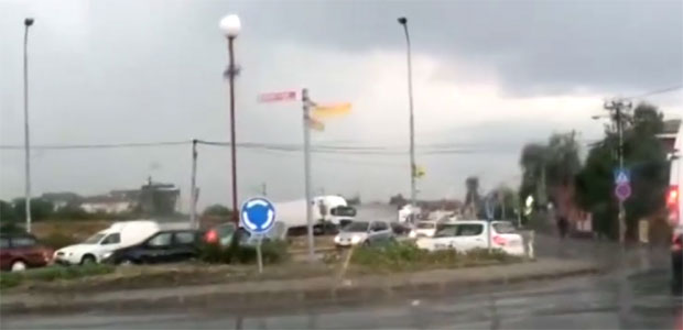 Невреме захватило Крушевац, Чачак, Ивањицу и Горњи Милановац, код Љубовије обустављен саобраћај
